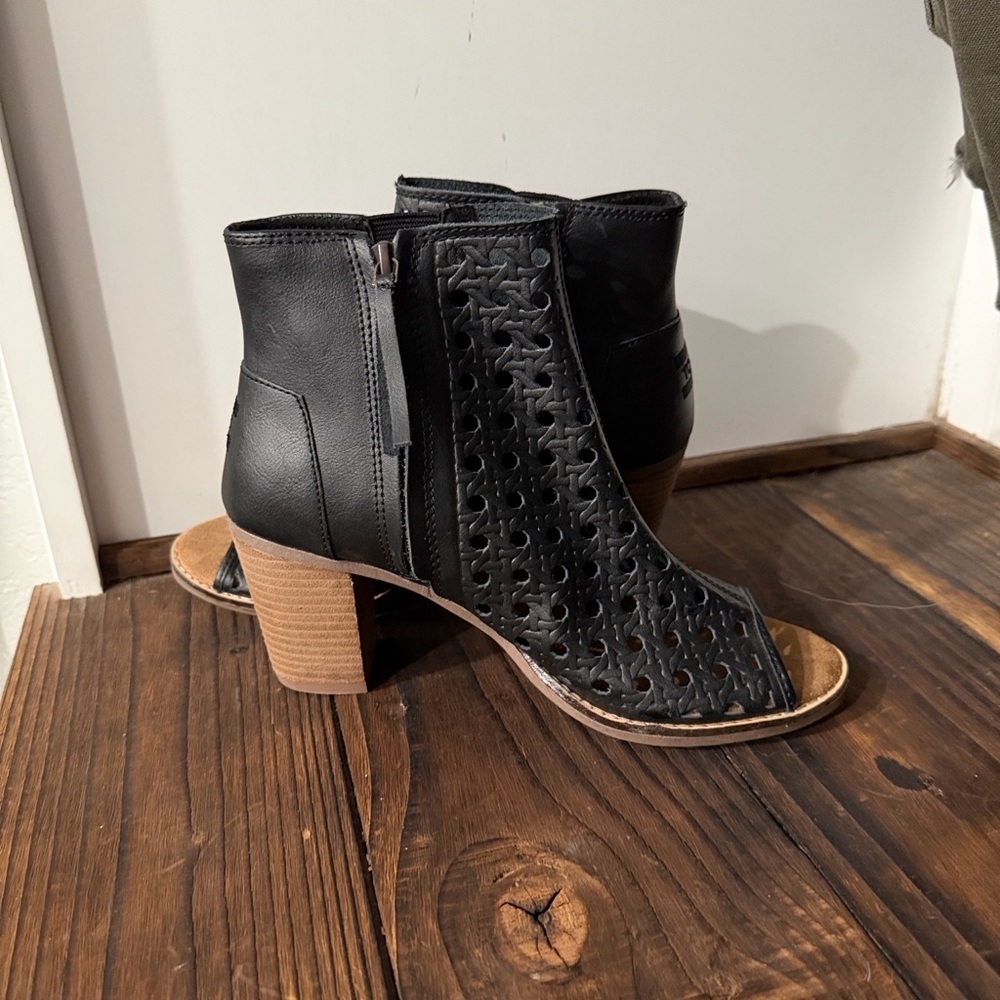 NWT Toms Majorca Perforated Peep toe Ankle Booties - Picture 6 of 7